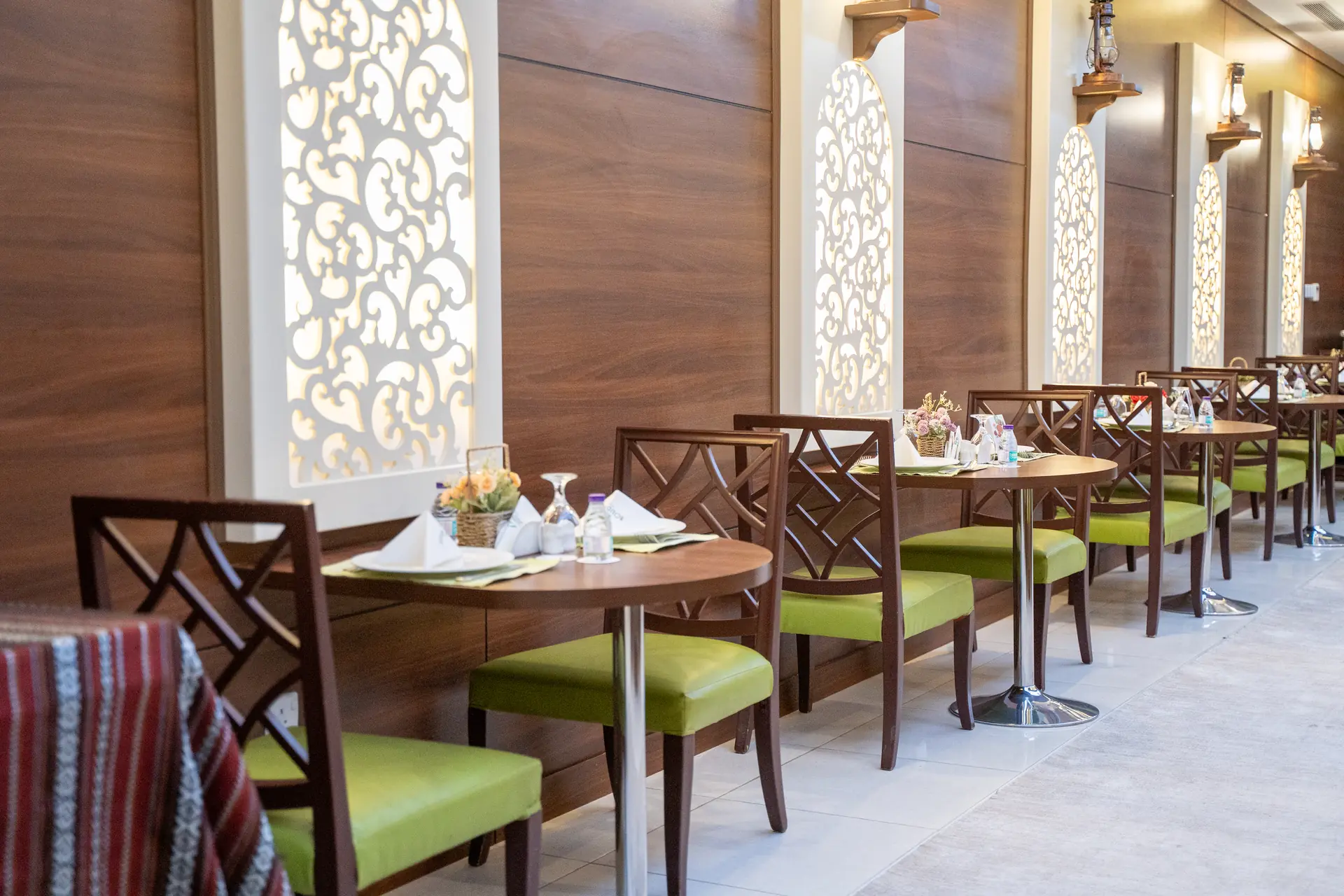 صالة الطعام في Pine Dining بجدرانها الخشبية ولوحاتها المضيئة المحفورة